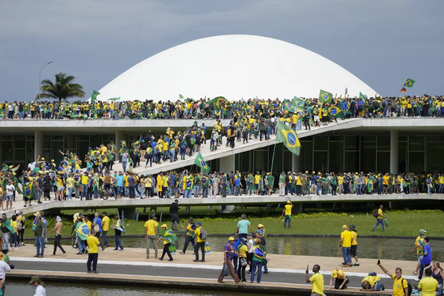 Multitud pro-Bolsonaro asalta el Congreso de Brasil y otros sitios