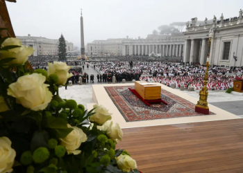 Fieles lloran a Benedicto XVI en funeral presidido por el Papa Francisco