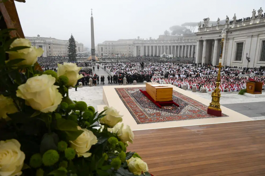 Fieles lloran a Benedicto XVI en funeral presidido por el Papa Francisco