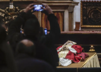 Decenas de miles despiden a Benedicto XVI en el Vaticano