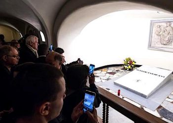 Tumba de Benedicto XVI abre a visitantes en la cripta vaticana