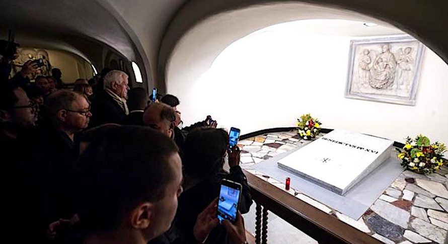 Tumba de Benedicto XVI abre a visitantes en la cripta vaticana