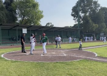 ‘Entrado en los 70 y todavía macaneo’, AMLO juega su primer partido de béisbol del año
