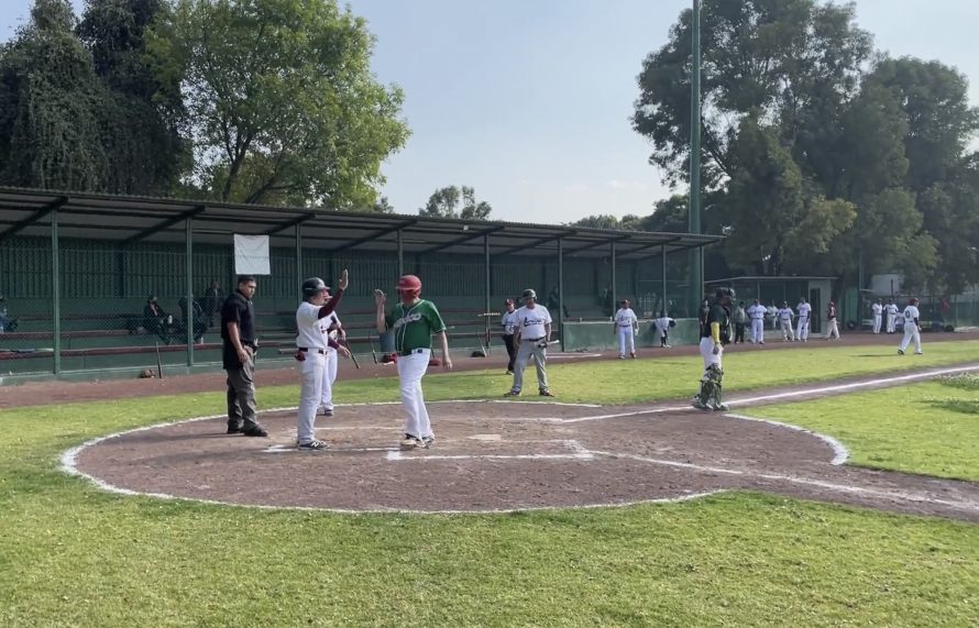 ‘Entrado en los 70 y todavía macaneo’, AMLO juega su primer partido de béisbol del año
