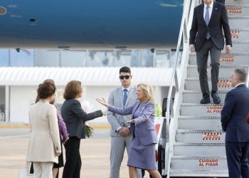 Arriba Jill Biden, primera dama de EU, a CdMx; la recibe Beatriz Gutiérrez Müller