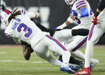Damar Hamlin recupera signos vitales, está intubado y puesto en coma inducido