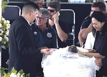 Inician las exequias de Pelé; miles de aficionados acuden a despedirlo