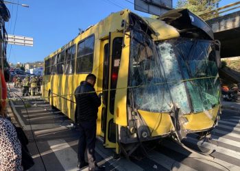 Choca camión en Santa Fe contra 9 autos, derriba dos postes; hay 1 herido