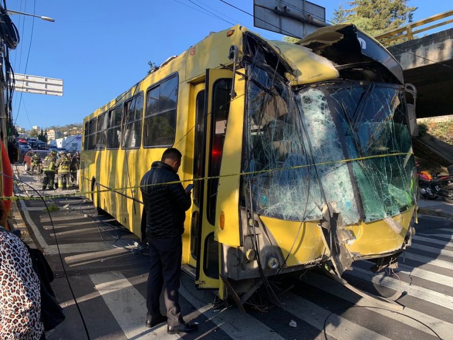 Choca camión en Santa Fe contra 9 autos, derriba dos postes; hay 1 herido