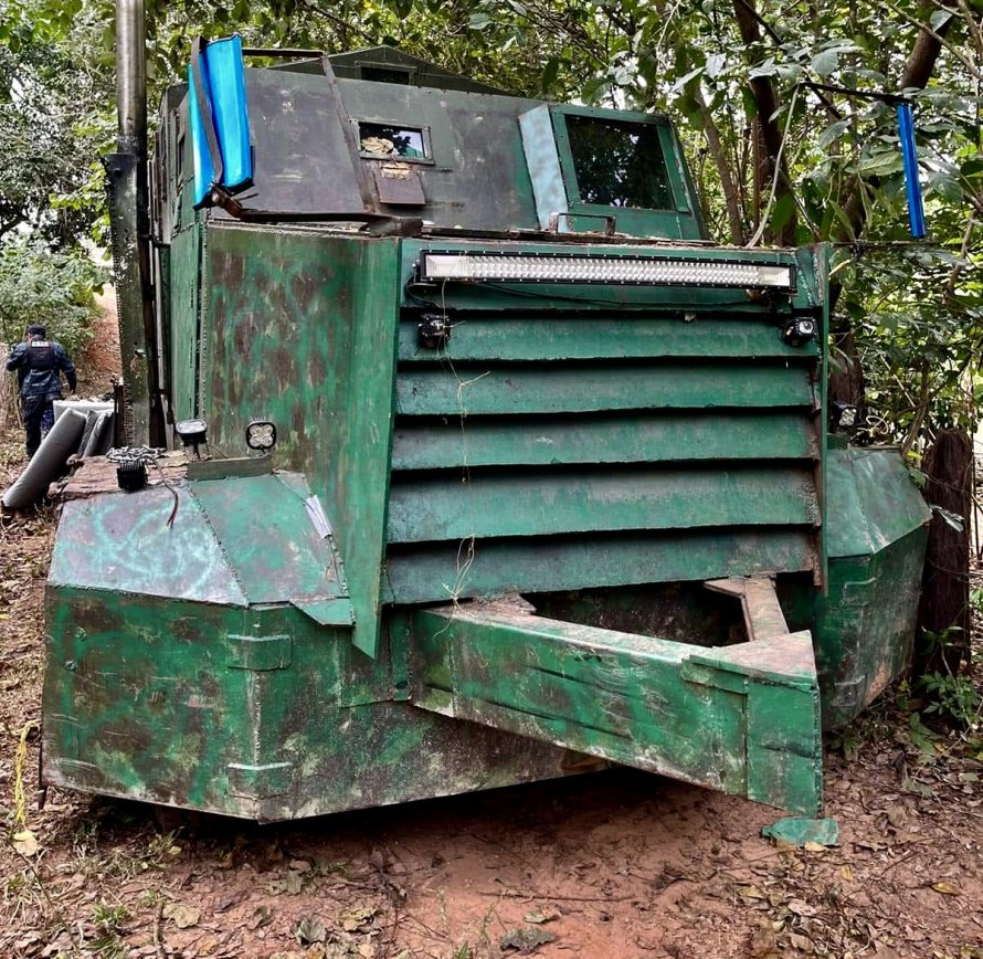 En operativo sorpresa en Frontera Comalapa se aseguran vehículos “monstruo” y se rescatan a 8 personas extranjeras