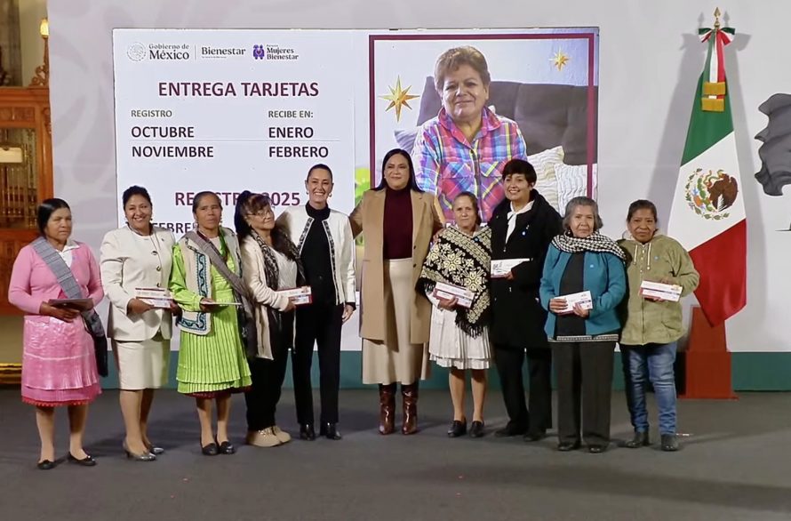 Entrega Sheinbaum las primeras tarjetas de la Pensión Mujeres Bienestar