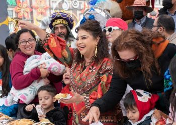 Reparte Clara Brugada mega rosca de Reyes en el Zócalo