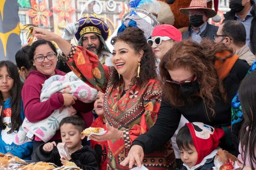 Reparte Clara Brugada mega rosca de Reyes en el Zócalo