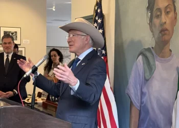 Ken Salazar: Hay fentanilo en México y también se produce acá