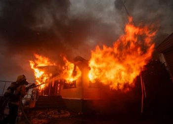 Incendio forestal en Los Ángeles obliga a evacuación de 30 mil residentes