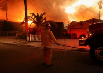 Miles huyen mientras incendios forestales destruyen casas en el área de Los Ángeles; hay dos muertos