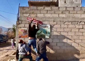 Vecinos de la recién nombrada colonia «Cuarta Transformación» retiran letreros de calles en protesta