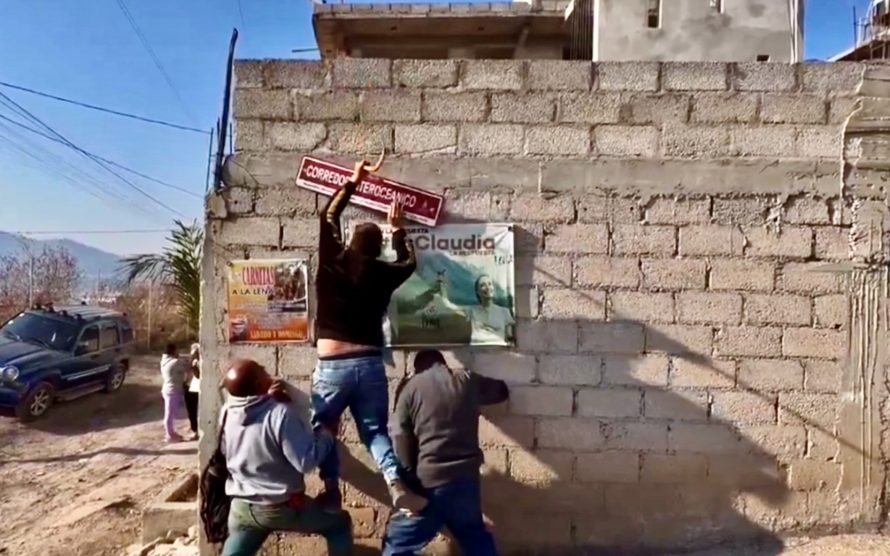 Vecinos de la recién nombrada colonia «Cuarta Transformación» retiran letreros de calles en protesta