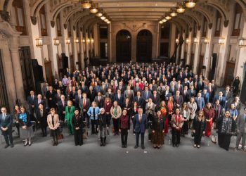 Instruye Sheinbaum a cónsules y embajadores atender a mexicanos en el extranjero