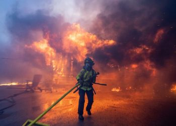 Incendios forestales de Los Ángeles se extienden a Hollywood; evacuan a 100 mil residentes