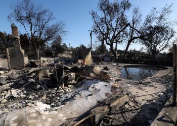 Los vientos podrían intensificar los incendios forestales en Los Ángeles