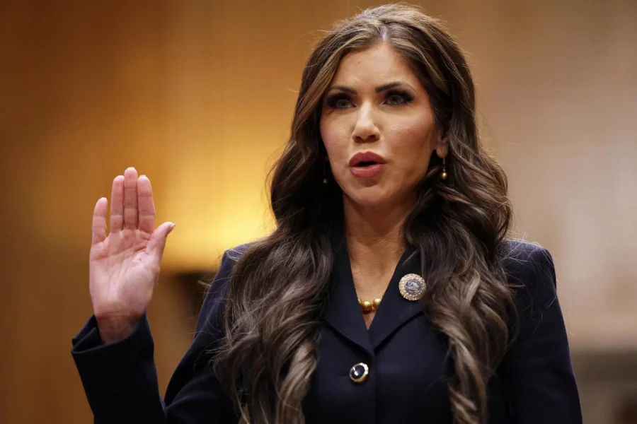 Va Kristi Noem, nominada para Seguridad Nacional de EU, por reinstaurar programa “Quédate en México”