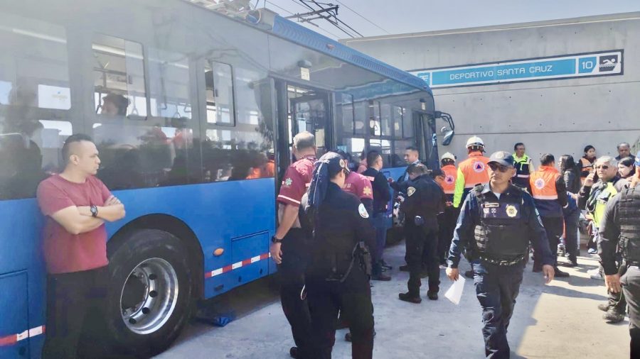 Choque de trolebús elevado en Ermita Iztapalapa deja 40 lesionados