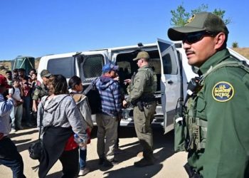 Iniciará Trump deportaciones a gran escala el martes, reporta WSJ