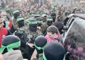 Las primeras tres rehenes liberadas por Hamas ya están en Israel tras entrar en vigencia alto al fuego en Gaza