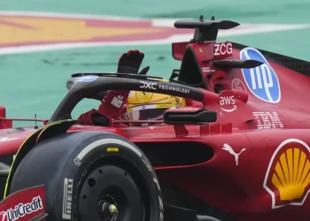 Dice Lewis Hamilton que conducir un Ferrari F1 por primera vez fue “emocionante y especial”