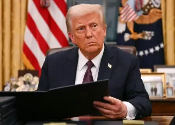 Ordena Trump aranceles del 25% a Colombia por rechazar vuelos de deportación