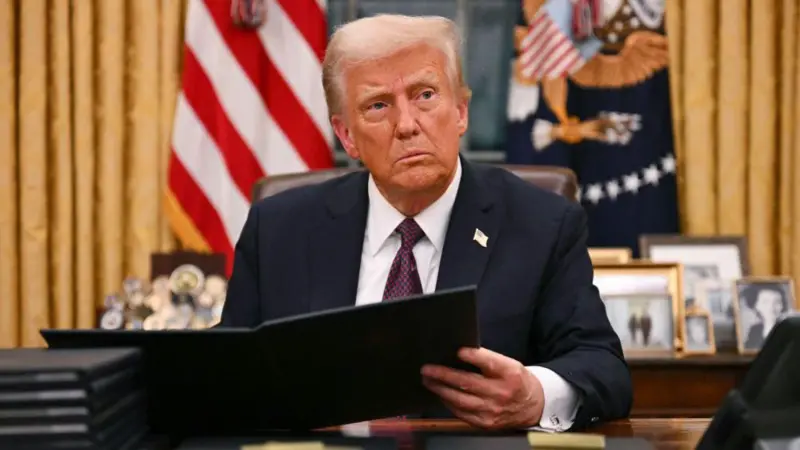 Ordena Trump aranceles del 25% a Colombia por rechazar vuelos de deportación