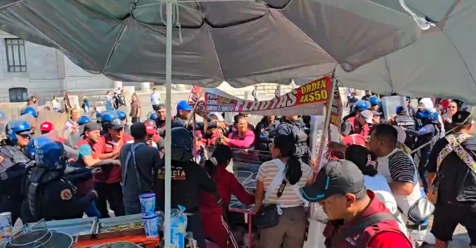 Zafarrancho entre ambulantes y policías en la Alameda Central deja seis lesionados y tres detenidos