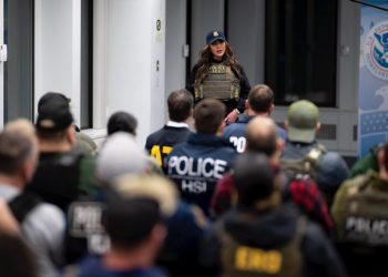 Encabeza secretaria de Seguridad de EU redada contra migrantes en Nueva York; “seguiremos eliminado a esta basura de nuestras calles”