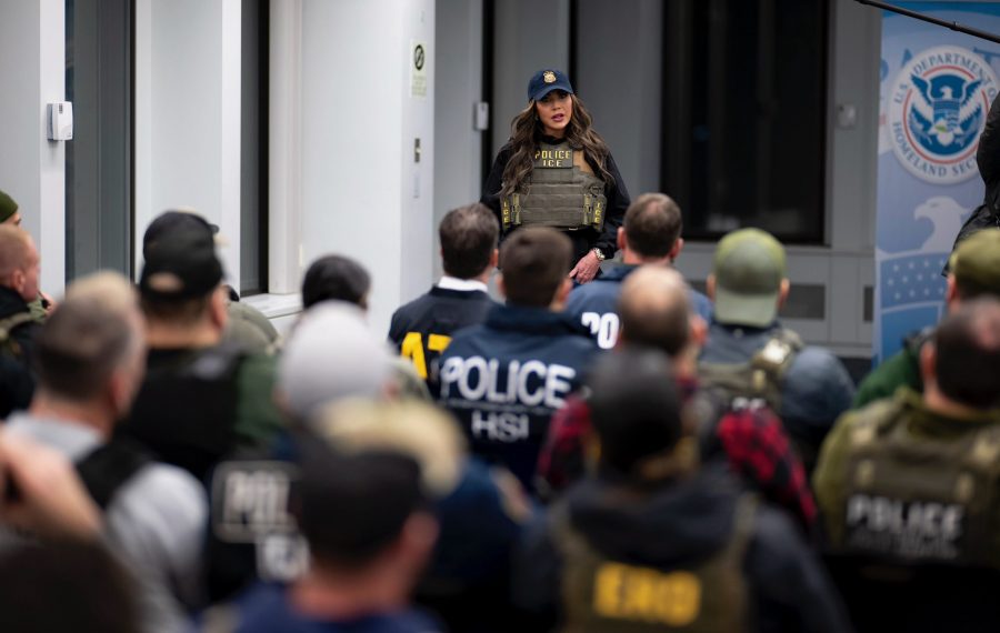 Encabeza secretaria de Seguridad de EU redada contra migrantes en Nueva York; “seguiremos eliminado a esta basura de nuestras calles”