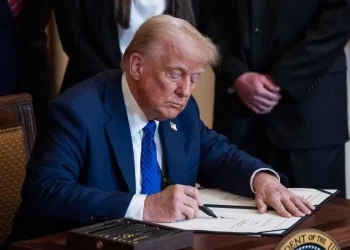 Firma Trump ley contra migrantes con delitos menores
