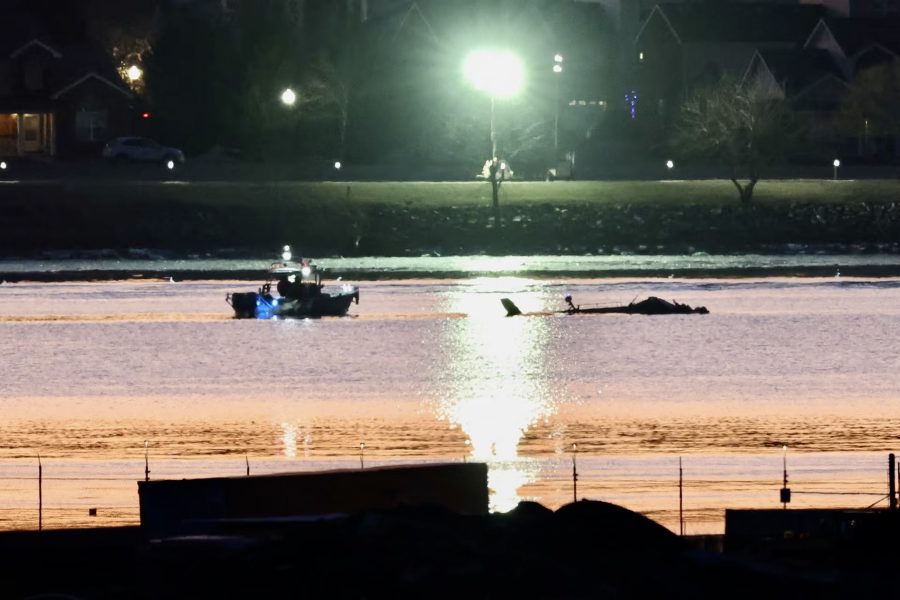 Muchos murieron cuando un avión golpeó un helicóptero y se estrelló contra el río Washington