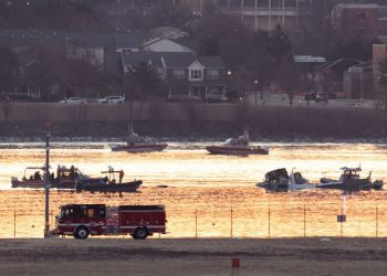 Recuperan 28 cuerpos tras colisión entre avión de pasajeros y helicóptero en Washington; sin sobrevivientes