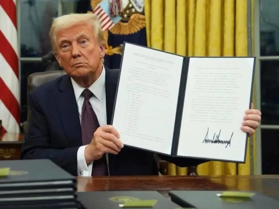 Confirma Trump aranceles de 25% a México y Canadá; analiza si incluirá al petróleo