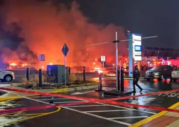 Lamenta Sheinbaum muerte de seis mexicanos en accidente aéreo en Filadelfia