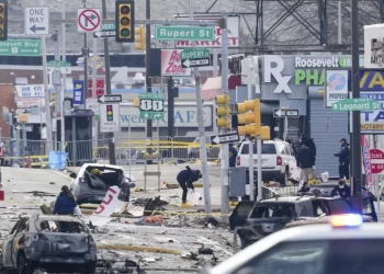 Aumentan a 7 los muertos y suman 19 heridos por accidente de ambulancia aérea en Filadelfia