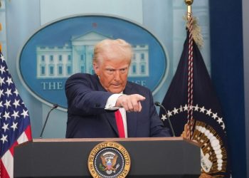 Trump cumple y pone aranceles a México y Canadá de 25% y a China del 10%