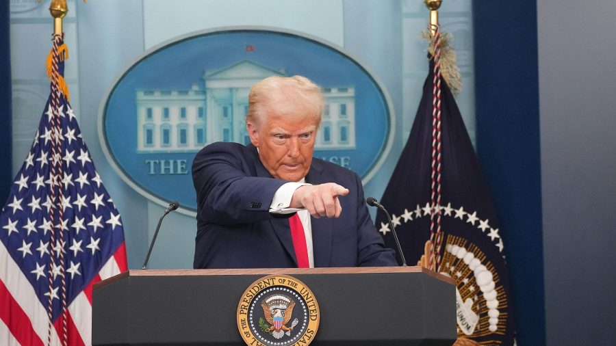 Trump cumple y pone aranceles a México y Canadá de 25% y a China del 10%