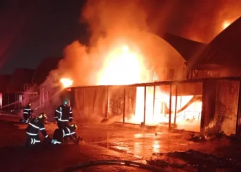 Consume incendio en Central de Abasto de Iztapalapa 70 locales; hay dos heridos