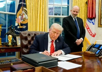 Impone Trump aranceles al acero y aluminio; analiza hacerlo a autos y chips informáticos