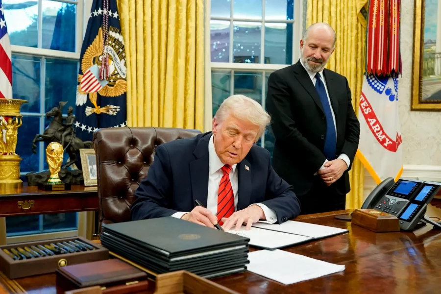 Impone Trump aranceles al acero y aluminio; analiza hacerlo a autos y chips informáticos