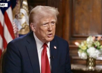 Amenaza Trump con poner aranceles a autos fabricados en México