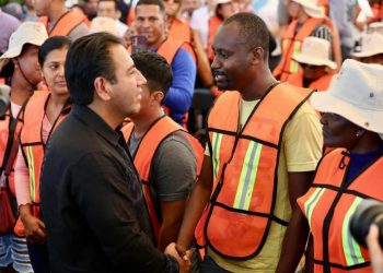Abraza Eduardo Ramírez a migrantes y llama a estar unidos en una sola América