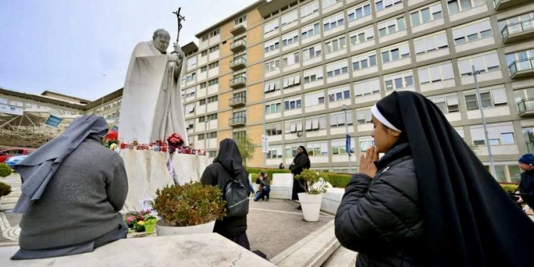 El Papa Francisco, después de un revés, tiene una noche pacífica, dice el Vaticano