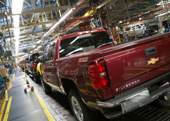 Retrasa Trump al de 2 abril aranceles a automóviles fabricados en México y Canadá